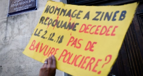 Un manifestant tient une pancarte lors d'un rassemblement de «gilets jaunes» en hommage à Zineb Redouane, le 27 avril 2019 à Marseille.