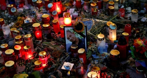 Des bougies et des fleurs entourant la photo de Daniel Hillig, le 30 août 2018 à Chemnitz (est de l'Allemagne).