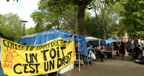 Des réfugiés latino-américains dans un camp de fortune installé devant la mairie de Saint-Ouen, en Seine-Saint-Denis, le 8 août 2019 Photo BERTRAND GUAY. AFP