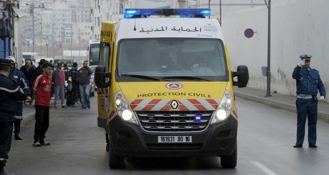 Un véhicule de la Protection civile algérienne roule dans les rues d'Alger, le 13 février 2015.