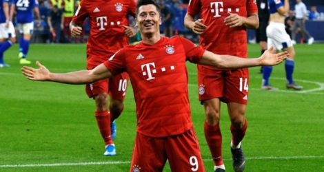 L'attaquant du Bayern Munich Robert Lewandowski auteur d'un triplé lors de la victoire 3-0 sur Schalke à Gelsenkirchen le 24 août 2019.