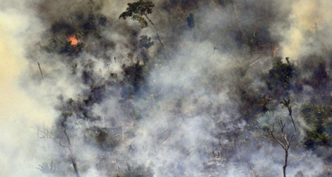 Photo aérienne montrant un panache de fumée qui s'élève d'un incendie dans la forêt amazonienne au nord-est du Brésil, le 26 août 2019.