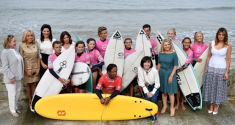 Les «Premières dames» du G7 avec des jeunes pratiquants de surf, le 26 août 2019 à Biarritz.