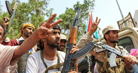 Des combattants des forces séparatistes dans le sud du Yémen font le V de la victoire le 29 août 2019 à bord d'un pick-up à Aden, la grande ville du Sud