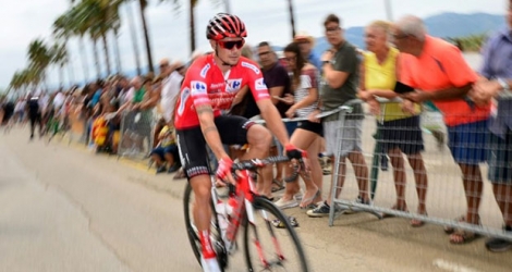 Nicolas Roche alors leader du Tour d'Espagne au départ de la 5e étape à Culler, le 27 août 2019, a été contraint à l'abandon.
