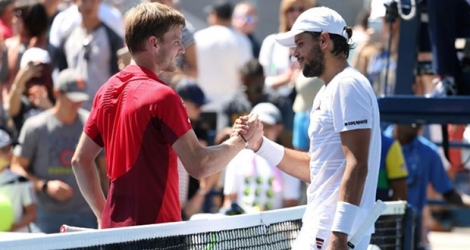 Poignée de mains entre David Goffin (g) et Grégoire Barrere à l'issue de la victoire du Belge à l'US Open, le 29 août 2019.