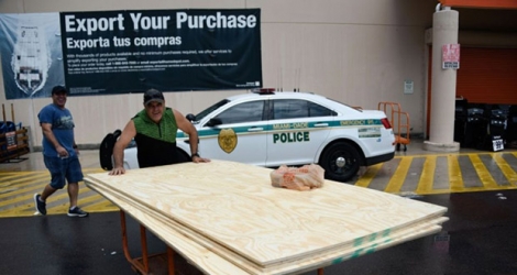 Des habitants achètent des protections contre l'ouragan dans un magasin de Miami, le 29 août 2019 au sud-est des Etats-Unis.