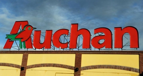 La holding du distributeur Auchan, en difficulté, a annoncé vendredi avoir essuyé une lourde perte nette de 1,5 milliard d'euros au premier semestre, qu'elle met sur le compte de ses activités en cours de cession, notamment ses filiales de distribution en Italie et au Vietnam.