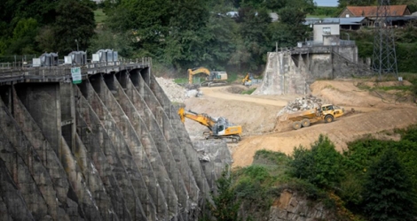 Des engins sur un chantier de démolition de barrage, à Isigny-le-Buat, le 8 août 2019.