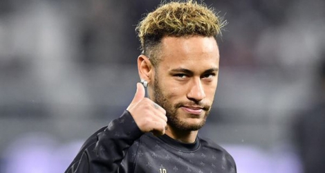 Neymar, joueur phare du PSG, renoncerait à son transfert au FC Barcelone et a fait part de sa décision à son entourage.