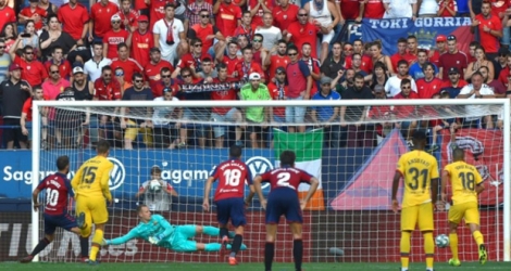 Le milieu de terrain d'Osasuna Roberto Torres (g) auteur d'un doublé lors du match nul 2-2 face au FC Barcelone le 31 août 2019.