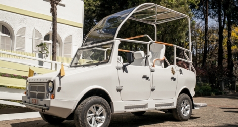 Fabriqué par l'entreprise locale Karenjy, le véhicule reprend l'essentiel des caractéristiques du véhicule papal habituel.