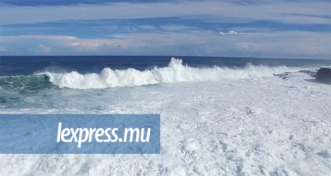 Les océanographes physiciens du Mauritius Oceanography Institute travaillent sur le prototype du Wave Energy Converter.