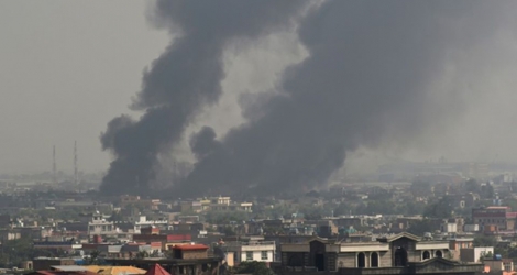 De la fumée s'élève le 3 septembre 2019 à Kaboul, après un attentat contre un vaste complexe abritant des agences d'aide et des organisations internationales.