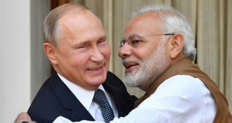 Le président russe Vladimir Poutine (g) et le Premier ministre indien Narendra Modi, le 5 octobre 2018 à New Delhi.