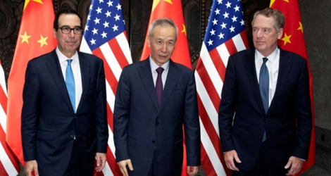 Le principal négociateur chinois, Liu He (C) avec le secrétaire au Trésor Steve Mnuchin (G) et le représentant américain pour le Commerce Robert Lighthizer (D), le 30 juillet 2019 à Shanghai en Chine. Photo Ng Han Guan. AFP.