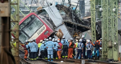 Le train déraillé après la collision avec un camion à un passage à niveau à Yokohama, en banlieue de Tokyo, le 5 setpembre 2019.