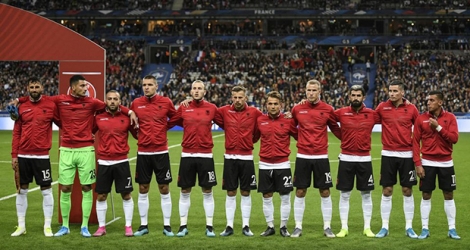 Les joueurs albanais samedi soir au Stade de France, lors de la diffusion de l'hymne, mais lequel ?