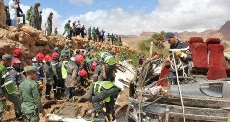 Les forces de sécurité marocaines recherchent des corps sur le site d'un accident d'autobus lié à une crue dans la commune d'El Khank, dans la province d'Errachidia (sud-est), le 8 septembre 2019.