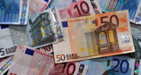 Deux Français et trois Portugais ont été arrêtés lors d'un coup de filet qui a permis de démanteler un important réseau de contrefaçon de billets de banque commandés sur internet et livrés par la poste à travers toute l'Europe.