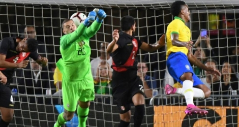 Le Péruvien Luis Abram (c) buteur lors du match amical face au Brésil, à Los Angeles, le 10 septembre 2019.