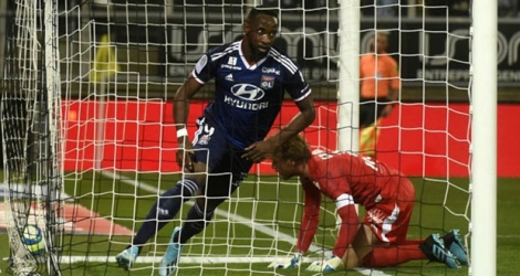 L'attaquant de Lyon Moussa Dembélé (g) auteur d'un doublé lors du match nul 2-2 à Amiens le 13 septembre 2019.