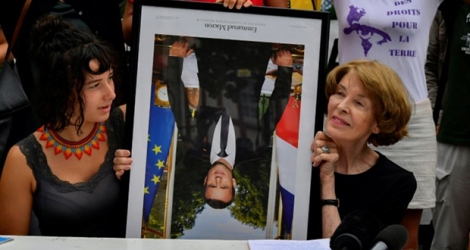 A Bayonne, le 25 août 2019, en marge d'un G7, des militants manifestent avec l'un des portraits de Macron décroché en France et renversé pour l'occasion.