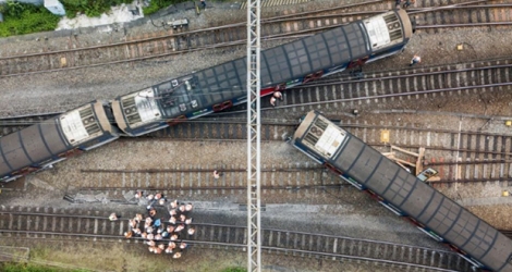 Cette image aérienne montre des secouristes près de wagons du métro qui sont sortis des rails, le 17 septembre à Hong Kong.