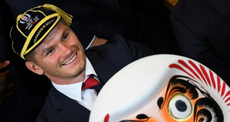 Le capitaine du XV d'Angleterre Owen Farrell pose lors de la crémonie de présentation de l'équipe anglaise au Mondial-2019, le 16 septembre 2019 à Miyazaki au Japon.