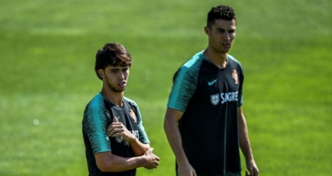Les attaquants Joao Felix (g) et Cristiano Ronaldo lors d'une séance d'entraînement avec l'équipe du Portugal, le 3 septembre 2019 à Oeiras.