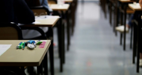 Un professeur, pris d'un coup de folie, a séquestré pendant un quart d'heure, dans le noir, une vingtaine d'élèves dans un lycée de Brignoles, dans le Var.