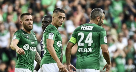 Les joueurs de Saint-Etienne se congratulent après un but de Romain Hamouma contre Toulouse, le 15 septembre 2019 à Geoffroy Guichard.