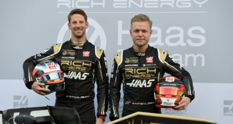 Les pilotes de l'écurie Haas Romain Grosjean (à gauche) et Kevin Magnussen prennent la pose avant d'effectuer des tests de pré-saison sur le circuit du Grand Prix de Catalogne à Montmeló le 18 février 2019 à Montmelo.