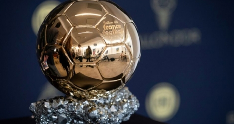 Le trophée du Ballon d'Or présenté lors d'une conférence de presse en banlieue parisienne le 19 septembre 2019.