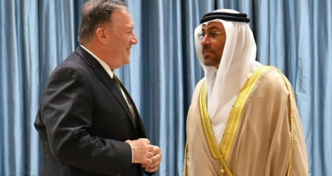 Le secrétaire d'Etat américain Mike Pompeo (G) s'entretient avec le ministre d'Etat des Emirats arabes unis, Ahmed al-Sayegh (D), le 19 septembre 2019 à Abou Dhabi.