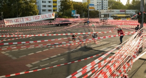 Des militants écologistes bloquent le trafic automobile sur le pont Jannowitz à Berlin le 20 septembre 2019.