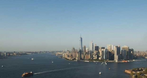Vue aérienne du port de New York et des gratte-ciel du bas de Manhattan, particulièrement menacé par la montée des eaux qui pourrait atteindre 1,80 mètre d'ici 2100 Photo SAUL LOEB. AFP