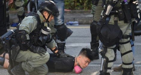 Des policiers maîtrisent un manifestant dans le district de Tuen Mun à Hong Kong, le 21 septembre 2019.