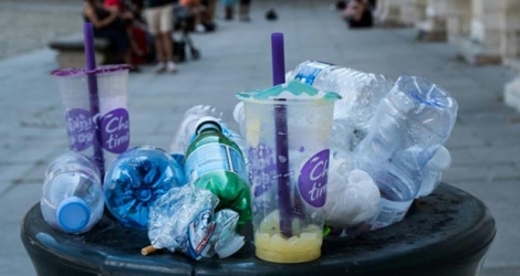 Avec le projet de loi «pour une économie circulaire» présenté mercredi en conseil des ministres, le gouvernement décrète la guerre au plastique et mise sur le recyclage et les consignes pour remporter la bataille contre le gaspillage.