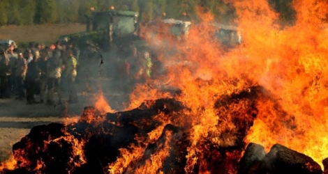 Des agriculteurs rassemblés auprès de bottes de paille incendiées le 23 septembre 2019 à Witry-les-Reims, au nord de Reims, dans le cadre d'une action «feux de la colère».