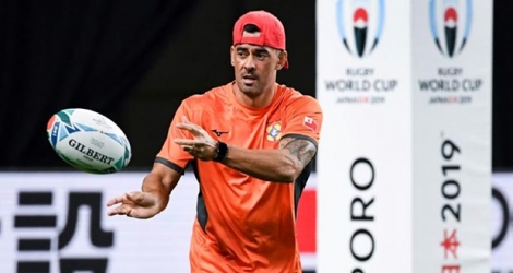 L'ouvreur des Tonga, Kurt Morath, passe le ballon lors du Captain's Run, le 20 septembre 2019 à Sapporo.