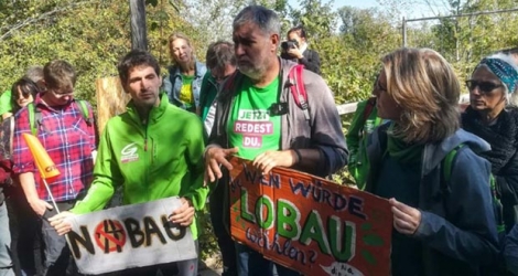 Des militants des Verts autrichiens dont le candidat aux législatives Lukas Hammer (2e G) participent à une randonnée en périphérie de Vienne, le 22 septembre 2019, pour protester contre un projet de tunnel autoroutier sous un parc national.