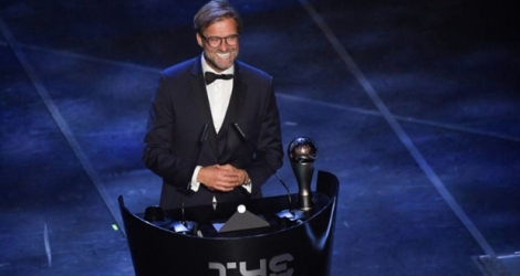 L'entraîneur allemand de Liverpool Jürgen Klopp reçoit le prix Fifa The Best d'entraîneur masculin de l'année à la Scala de Milan le 23 septembre 2019.