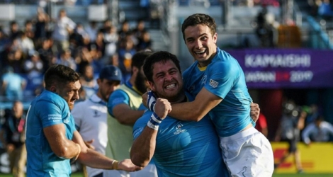 L'arrière uruguayen Felipe Etcheverry (d) et le pilier Facundo Gattas heureux après la victoire contre les Fidji au Mondial de rugby, le 25 septembre 2019 à Kamaishi (Japon).