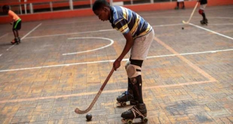 Un jeune s'entraîne au hockey sur piste à Maputo, le 3 septembre 2019.