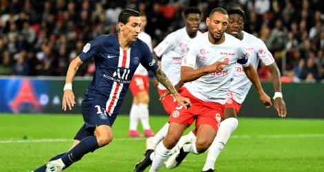 L'attaquant du PSG Angel Di Maria poursuivi par le défenseur de Metz Yunis Abdelhamid, le 25 septembre 2019 au Parc des Princes à Paris.