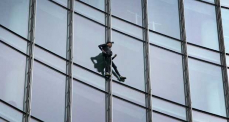 Le grimpeur urbain français Alain Robert, surnommé le «Spiderman français», au cours de son escalade du Skyper, une tour de 42 étages à Francfort, en Allemagne, le 28 septembre 2019.