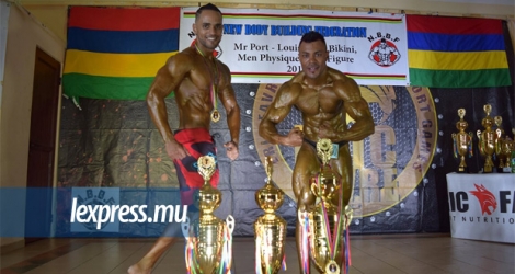 Brian Anamunthoo (à g.) et Yusuf Goolam Hossen posant fièrement devant leurs trophées.