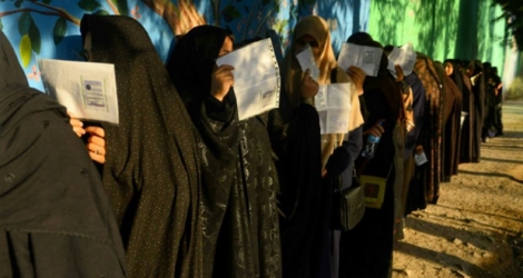 Des électrices afghanes font la queue devant un bureau de vote de Herat, le 28 septembre 2019.