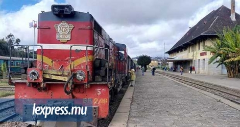 Deux fois par semaine, ce train relie la ville de Fianarantsoa située dans les hautes terres à la ville de Manakara sur la côte est.
